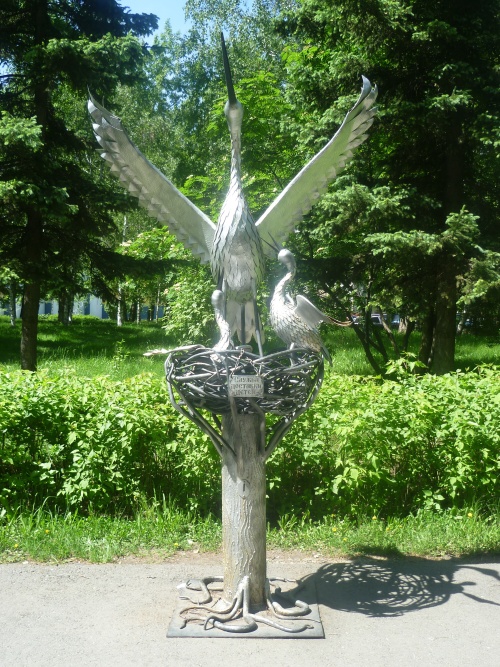 Барнаул. Скульптурная композиция "Служба доставки детей"