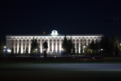 Барнаул. Здание краевой администрации в ночном освещении