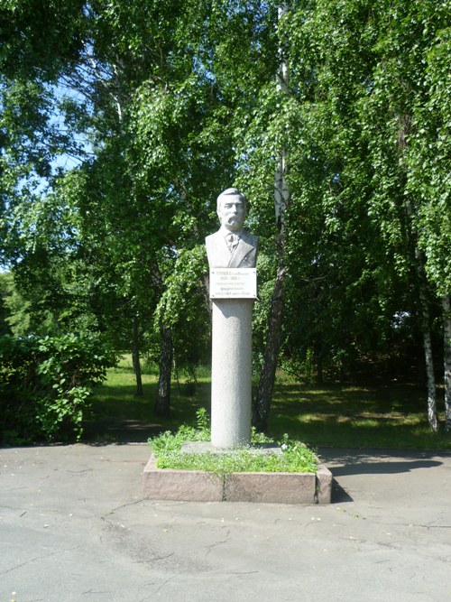Барнаул. Бюст С.И.Гуляева возле одного из корпусов Алтайского государственного университета