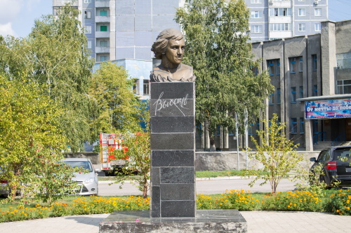Барнаул. Памятник В.Высоцкому возле главного корпуса АГПУ