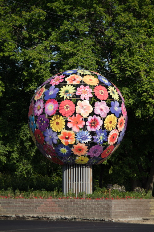 Барнаул. Скульптурная композиция «Цветочный шар»