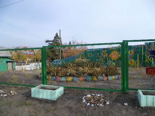 Барнаул. Детская площадка "Зелёный уголок"