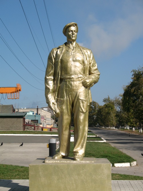 Барнаул. Скульптура рабочего возле ТЭЦ-2