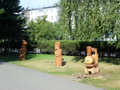 Барнаул. Деревянные резные фигуры в сквере недалеко от площади Сахарова