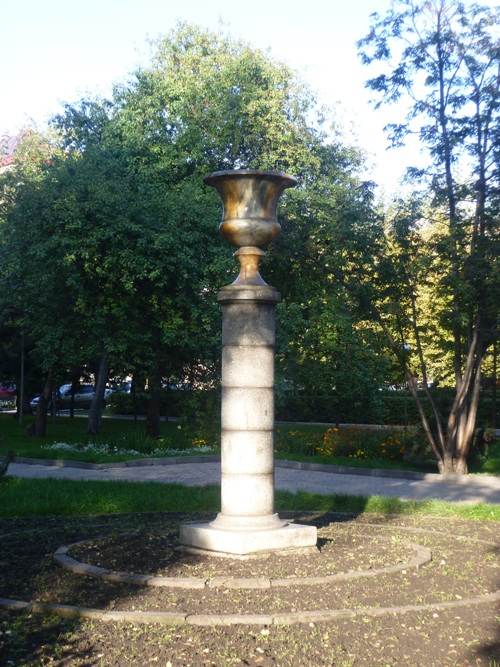 Барнаул. Колыванская ваза, установленная в честь 50-летия Алтайского края возле Дворца Бракосочетания