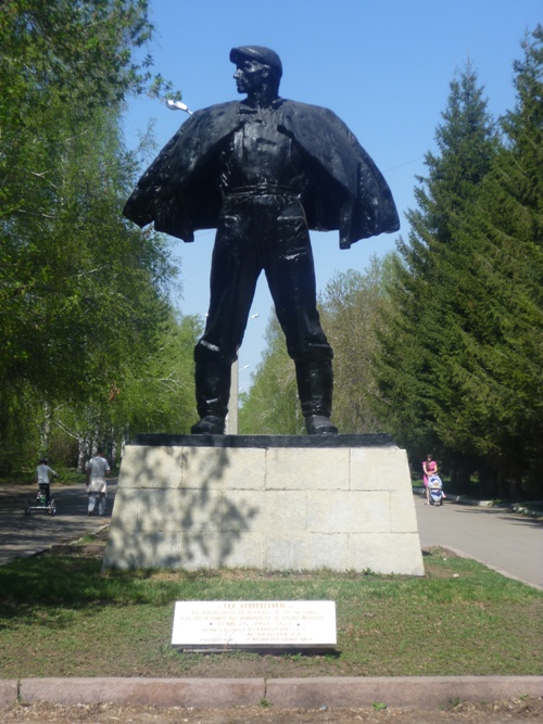 Барнаул. Монумент "Целинник" в Парке Целинников