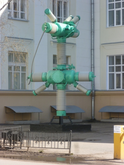 Томск. Памятник высоковольтному выключателю возле 8 корпуса Томского Политехнического Университета