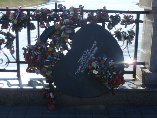 Томск. Памятник искренней и чистой любви возле места впадения Ушайки в Томь