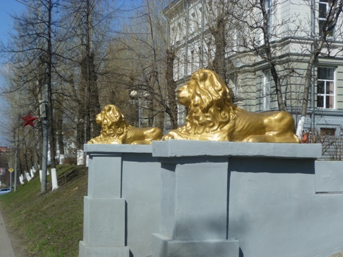 Томск. Бронзовые львы возле второго корпуса Томского Политехнического Университета
